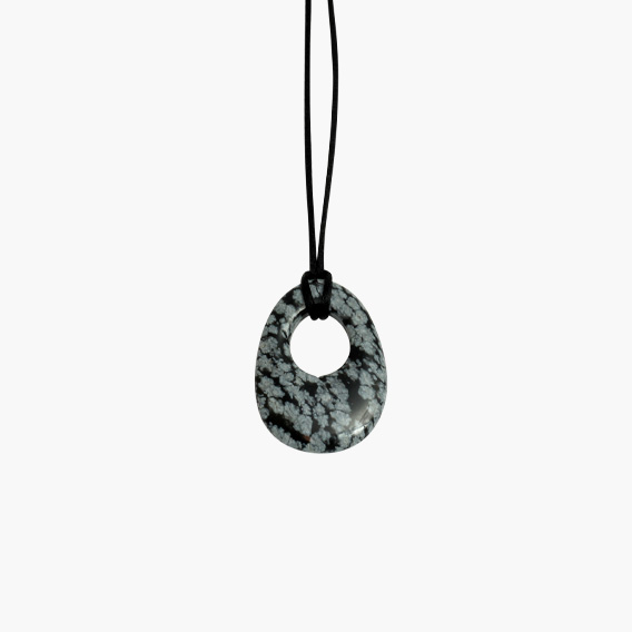 1200gogoschneeflockenobsidian-Gogo-Anhaenger-Schmuck-Schneeflockenobsidian-ca-24x34mm-mit-Lederband2