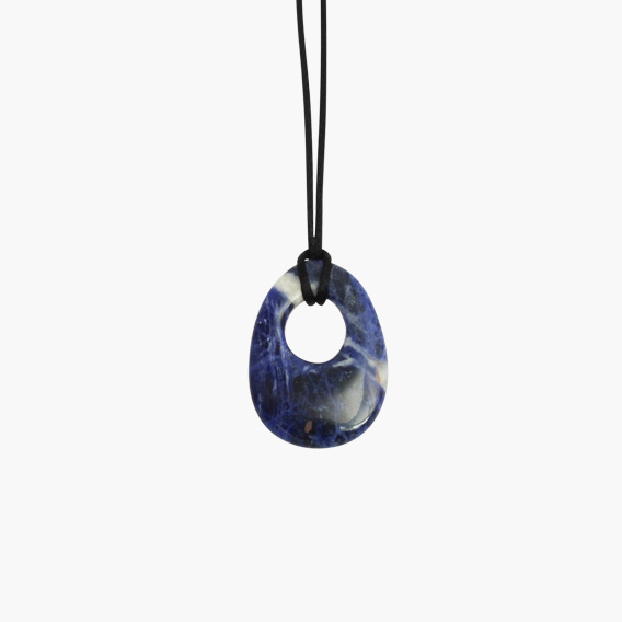 1200gogosodalith-Gogo-Anhaenger-Schmuck-Sodalith-ca-24x34mm-mit-Lederband2